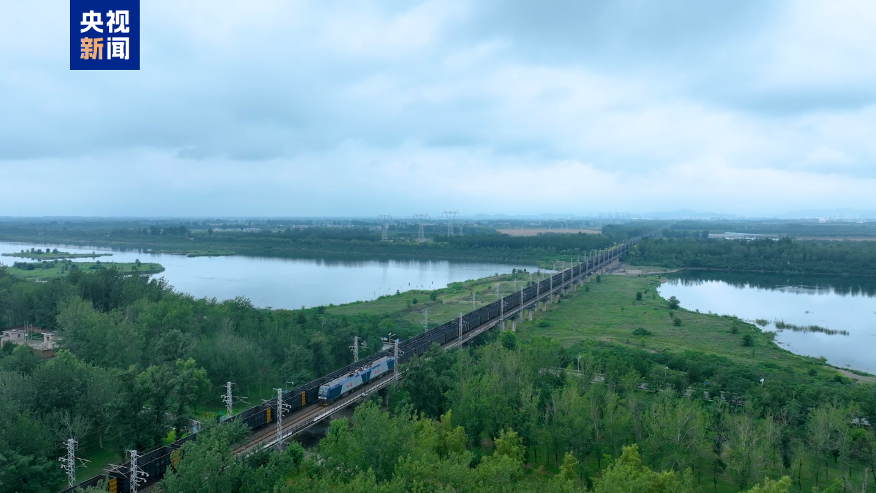 我国重要能源通道大秦铁路累计货运量突破90亿吨